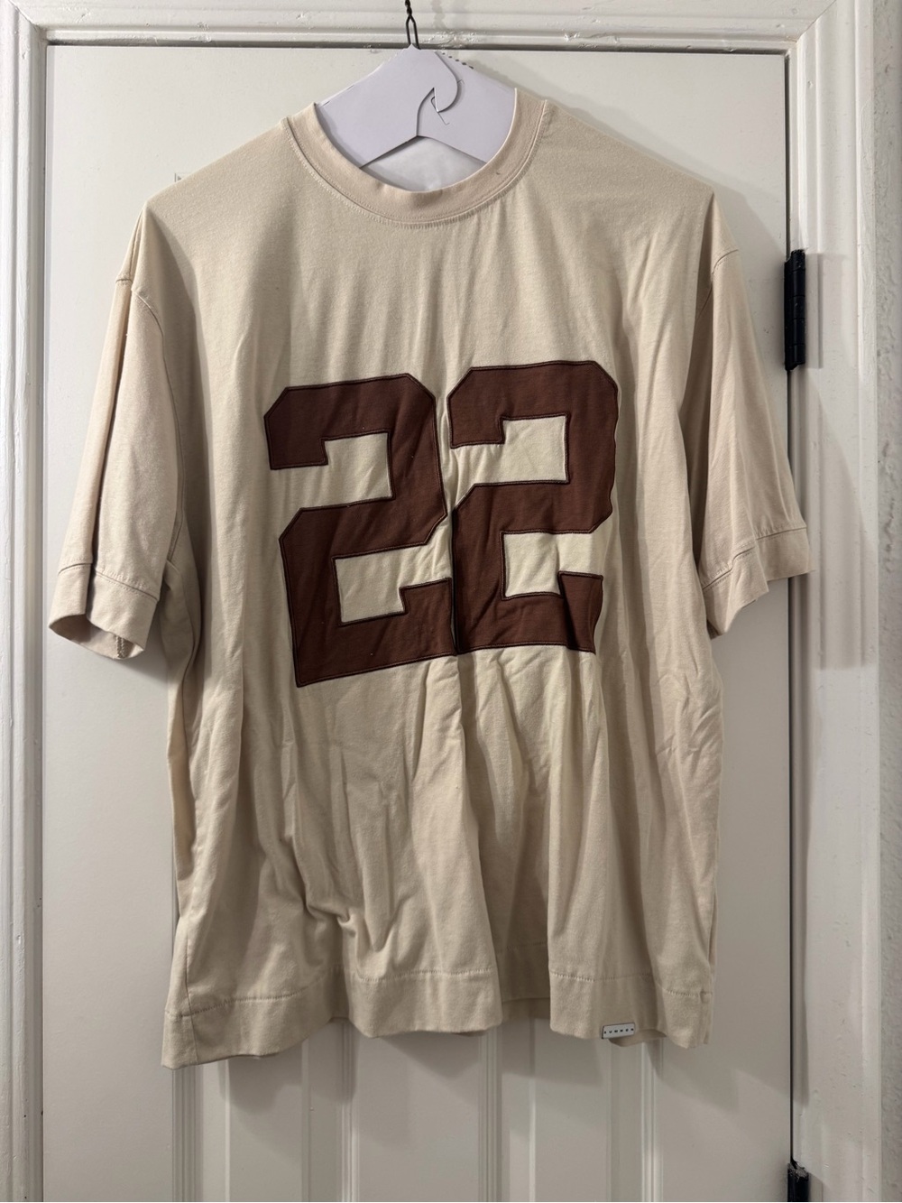 Men's Cream Short-Sleeve Graphic Tee with Brown '22' Print - Sumwon